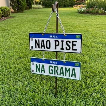 Duas placas decorativas em haste no jardim, escrito NAO PISE e NA GRAMA