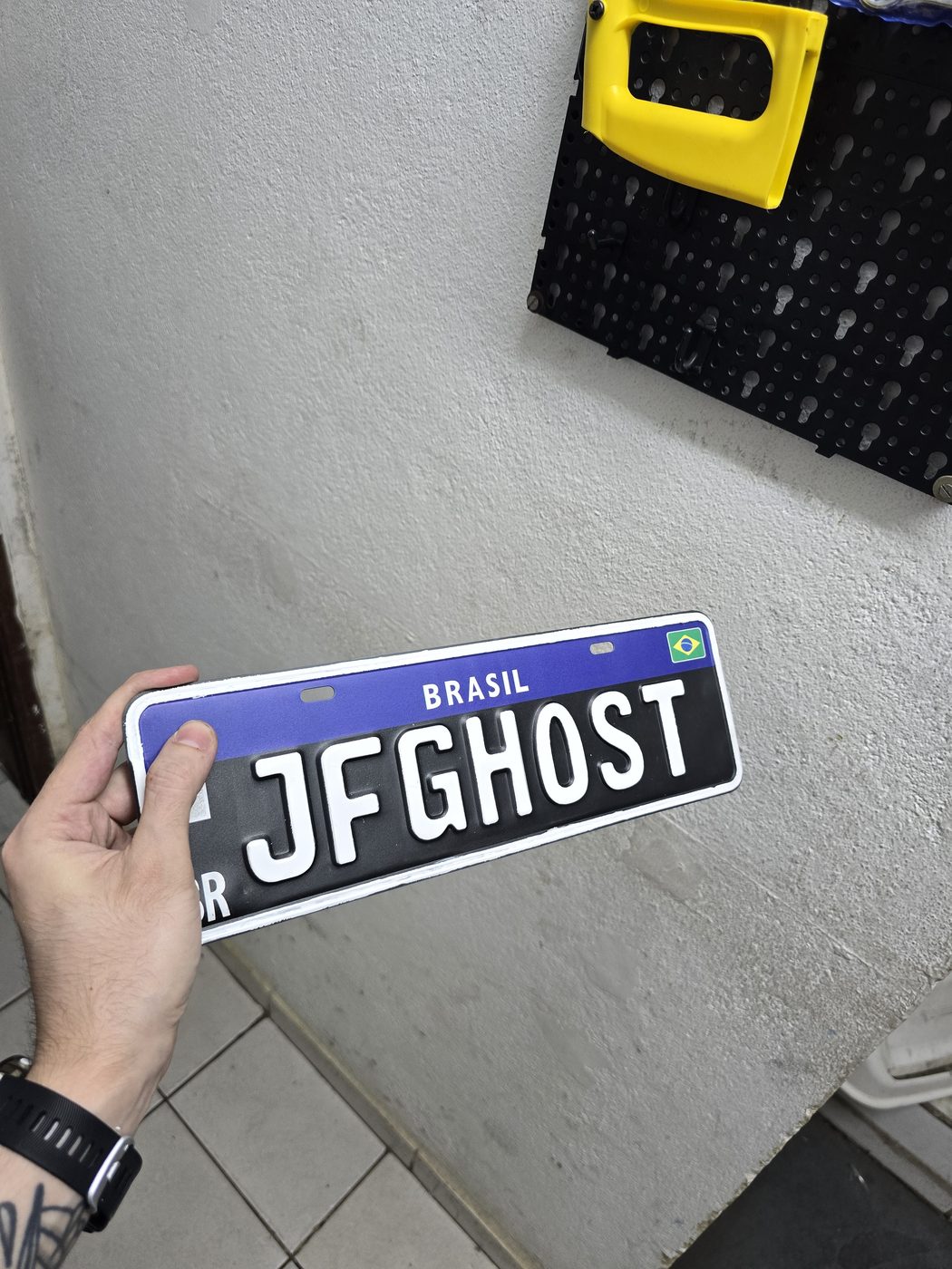 Placa Colecionador preta em alto relevo prensado, recém-saída da oficina