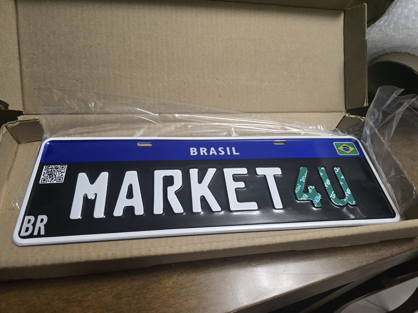 Placa Colecionador preta em alto relevo prensado, embalada dentro da caixa
