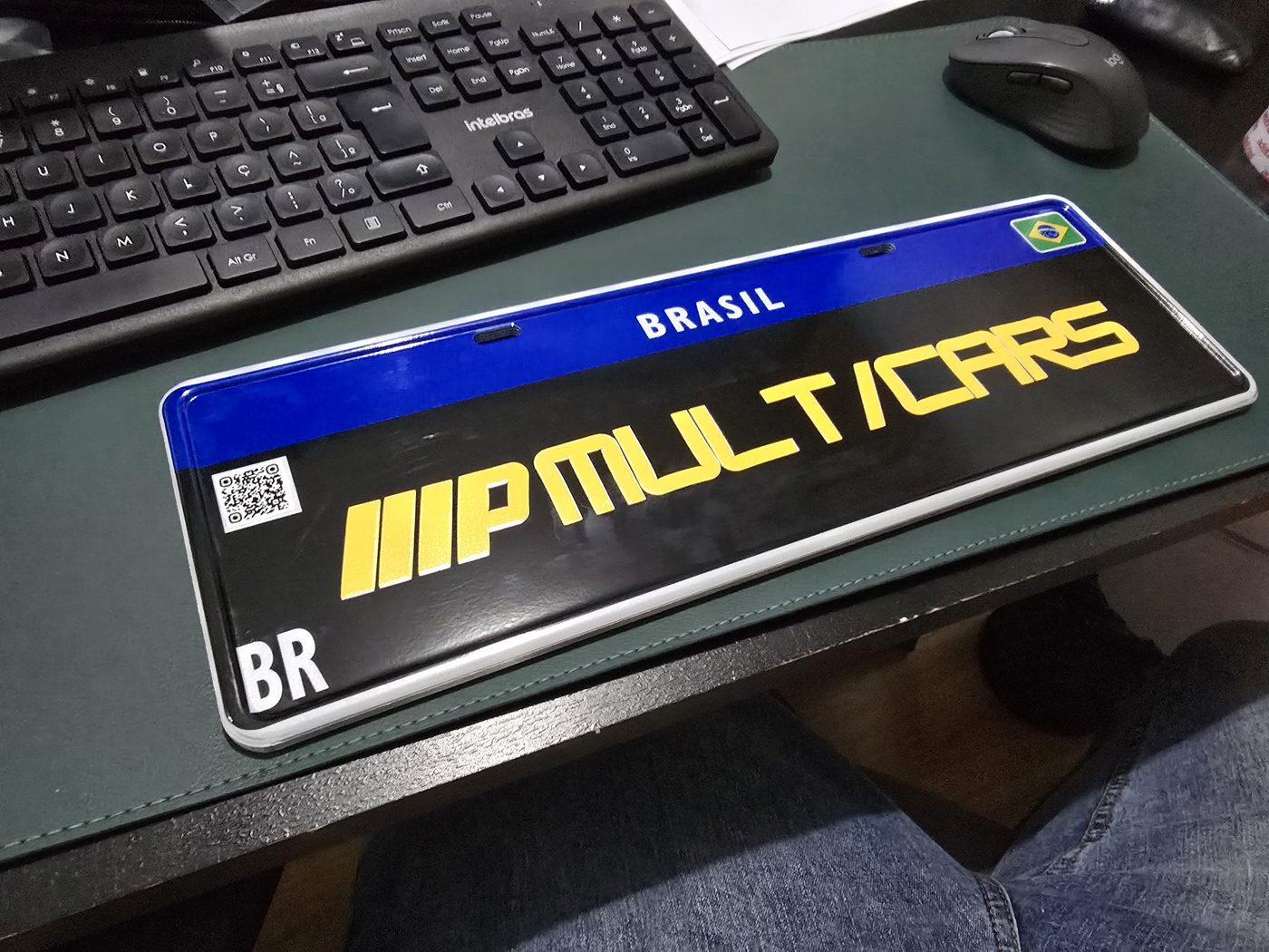 Placa Colecionador preta com a logomarca de uma oficina aplicada em impressão